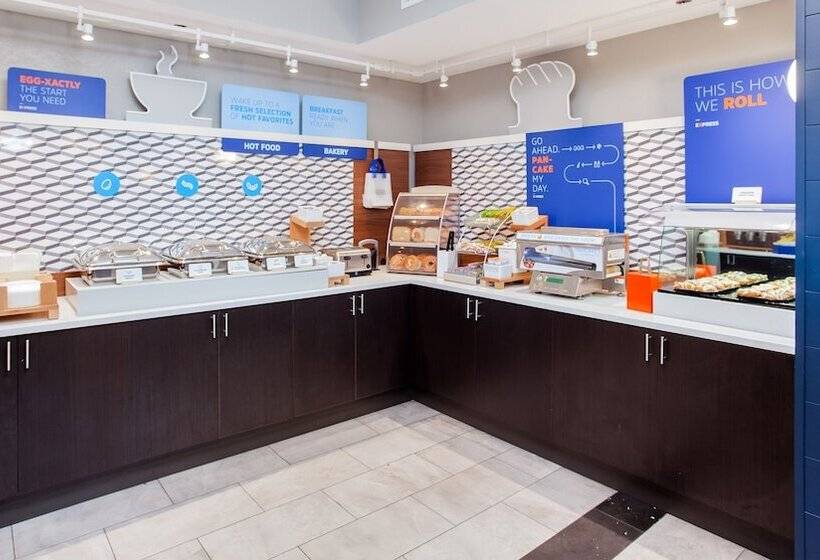 Отель Holiday Inn Express Orange Beach   On The Beach, An Ihg