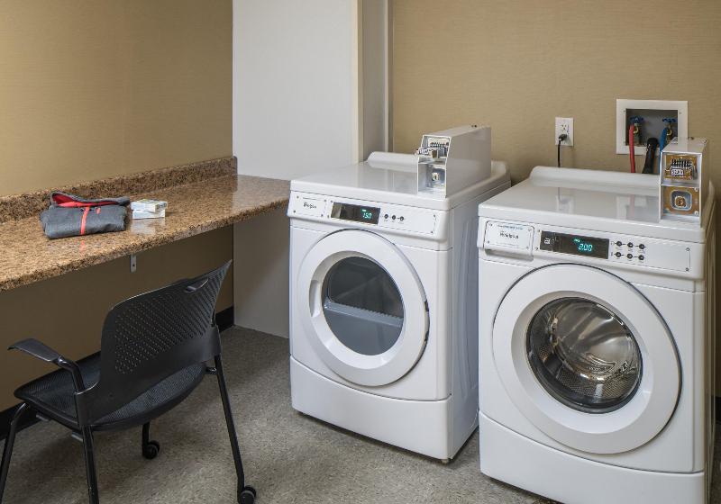 هتل Holiday Inn Express & Suites Springfield, An Ihg