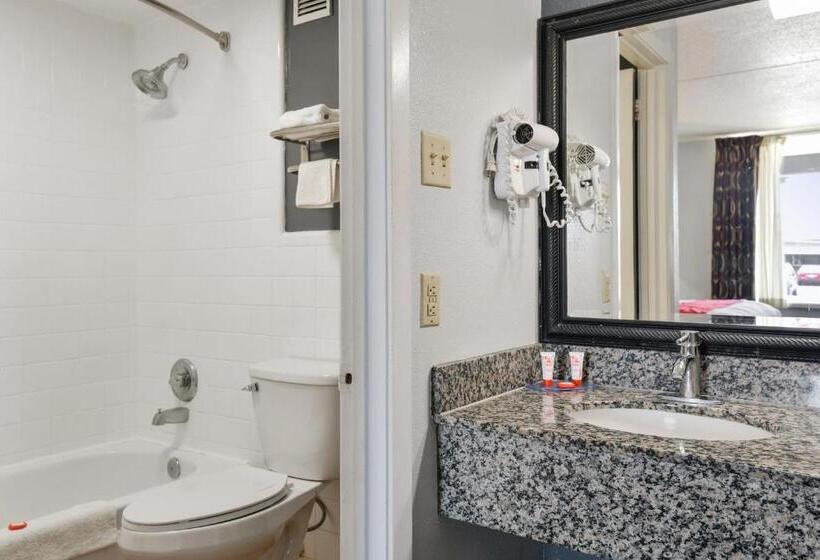 فندق Lake Park Inn Express