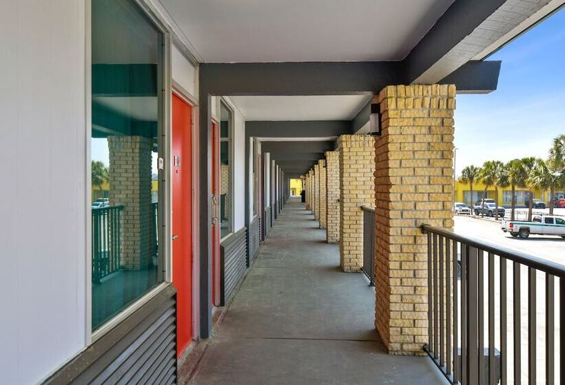 فندق Lake Park Inn Express