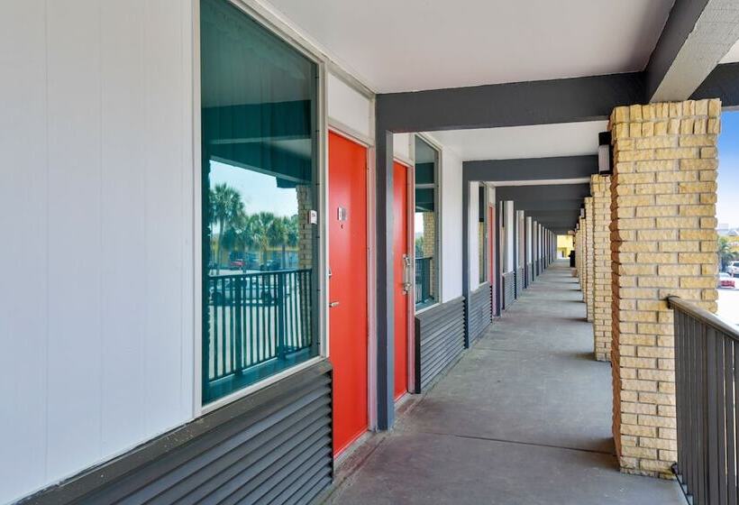 فندق Lake Park Inn Express