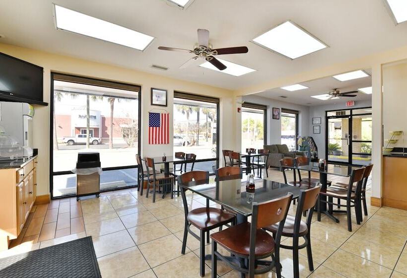 فندق Lake Park Inn Express