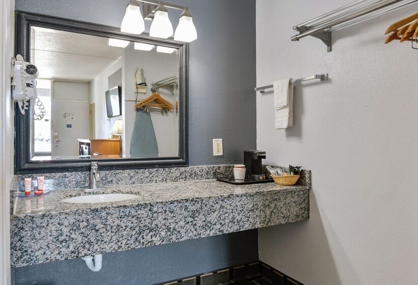 فندق Lake Park Inn Express