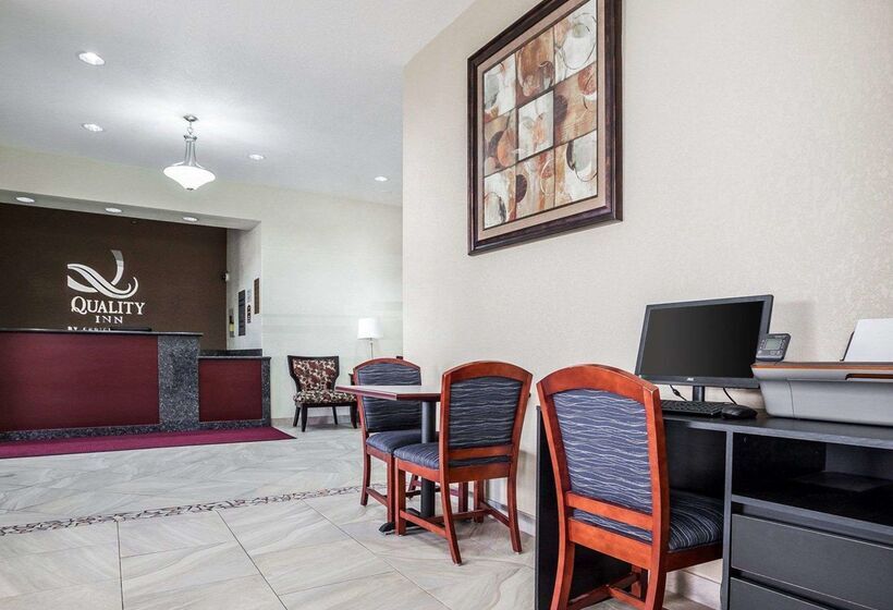 בית מלון כפרי Quality Inn & Suites Altoona   Des Moines