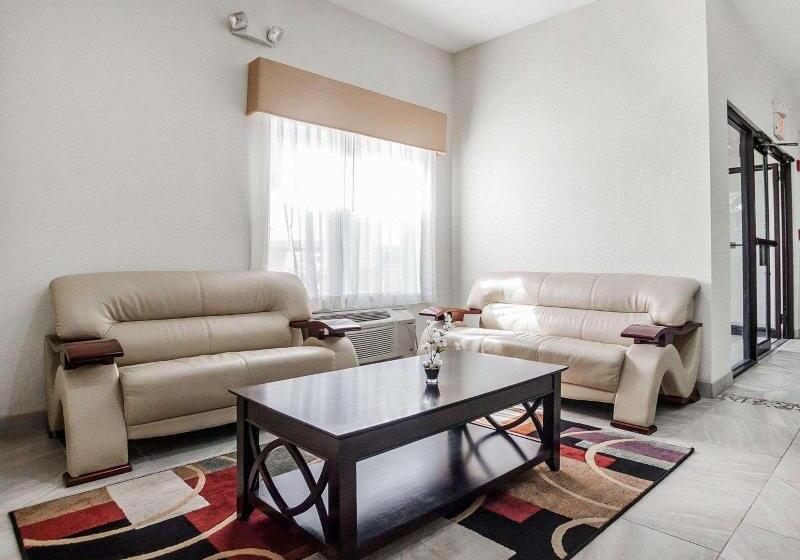 בית מלון כפרי Quality Inn & Suites Altoona   Des Moines