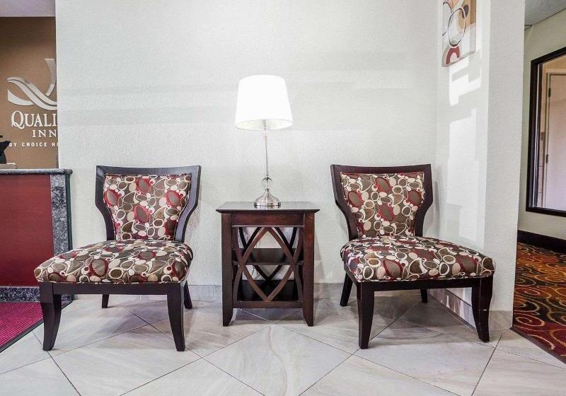 בית מלון כפרי Quality Inn & Suites Altoona   Des Moines