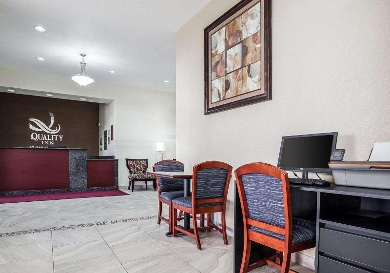 בית מלון כפרי Quality Inn & Suites Altoona   Des Moines