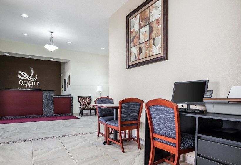 בית מלון כפרי Quality Inn & Suites Altoona   Des Moines