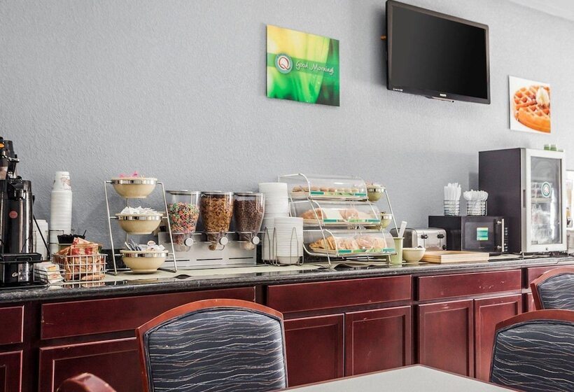 בית מלון כפרי Quality Inn & Suites Altoona   Des Moines