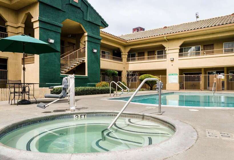 Отель Quality Inn & Suites Lathrop