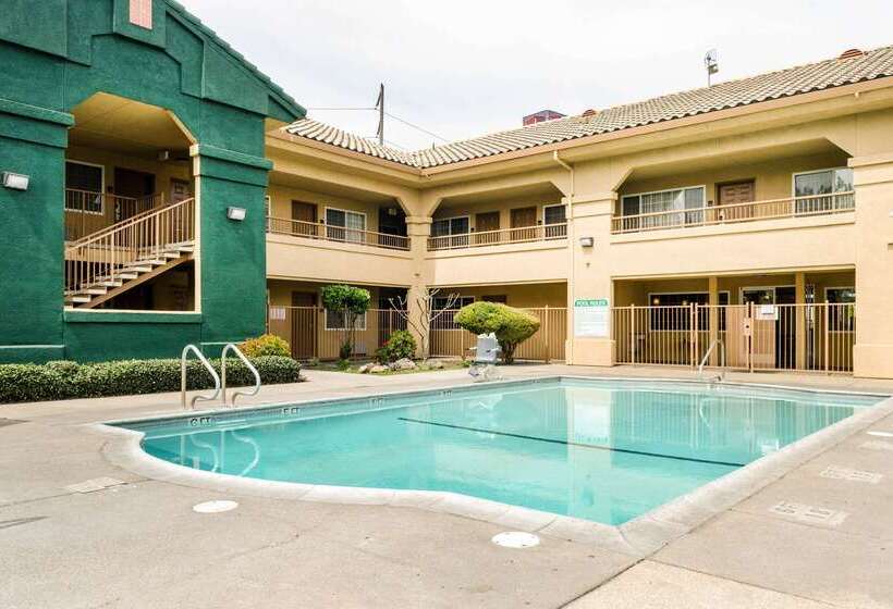 هتل Quality Inn & Suites Lathrop