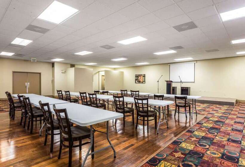 فندق Quality Inn & Conference Center