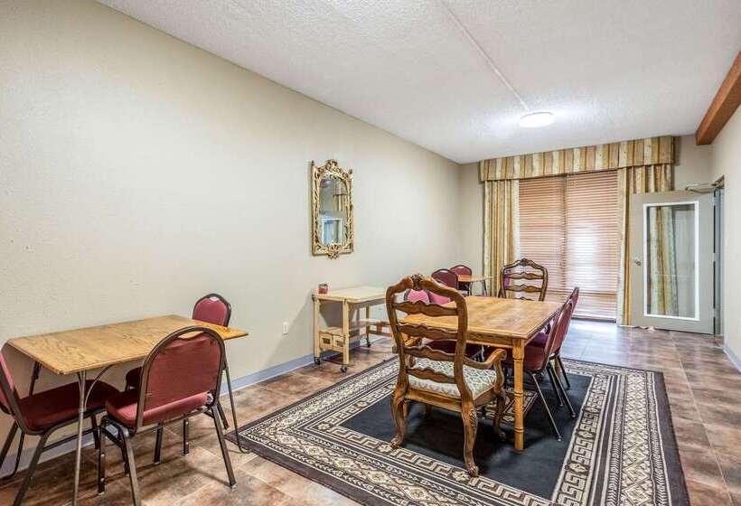 فندق Quality Inn & Conference Center