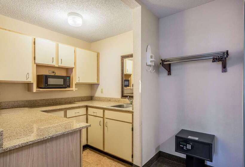 فندق Quality Inn & Conference Center