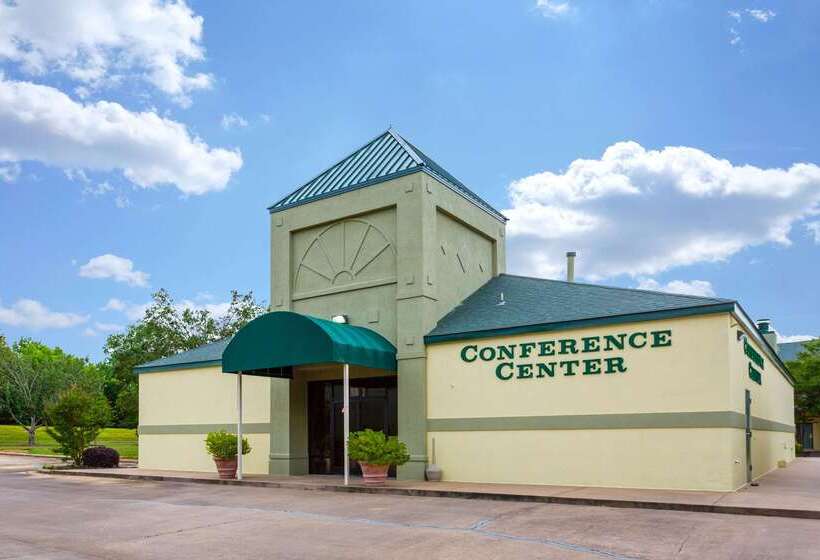فندق Quality Inn & Conference Center