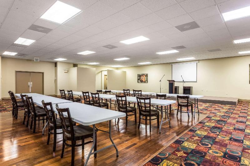 فندق Quality Inn & Conference Center