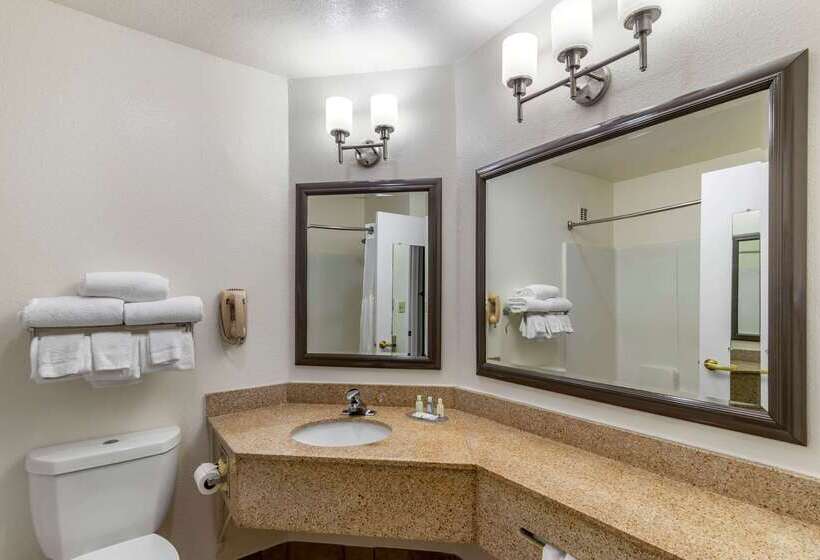 فندق Quality Inn Fayetteville Near Historic Downtown Square