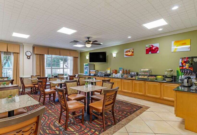 فندق Quality Inn Fayetteville Near Historic Downtown Square