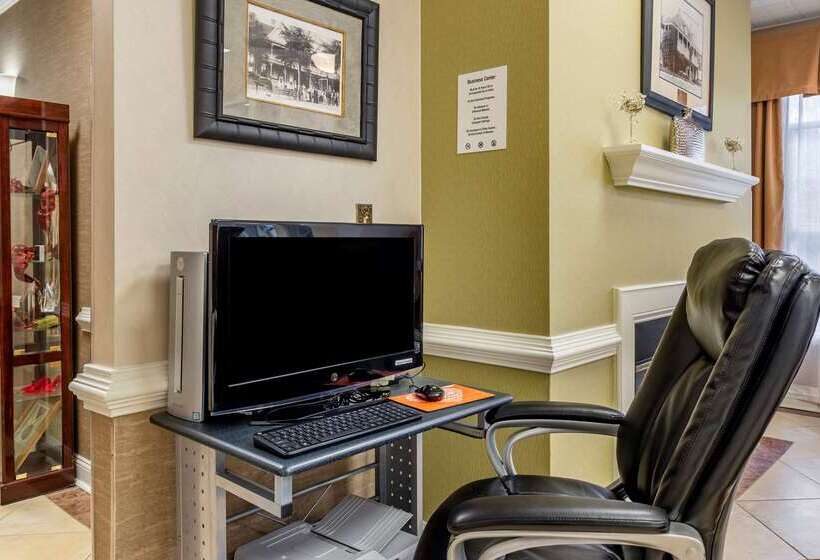 فندق Quality Inn Fayetteville Near Historic Downtown Square