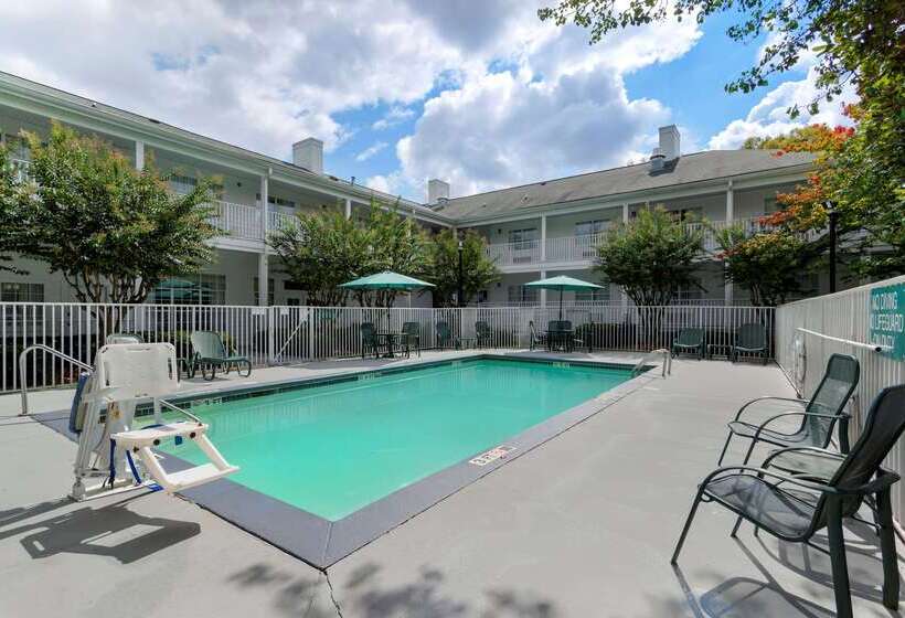 فندق Quality Inn Fayetteville Near Historic Downtown Square