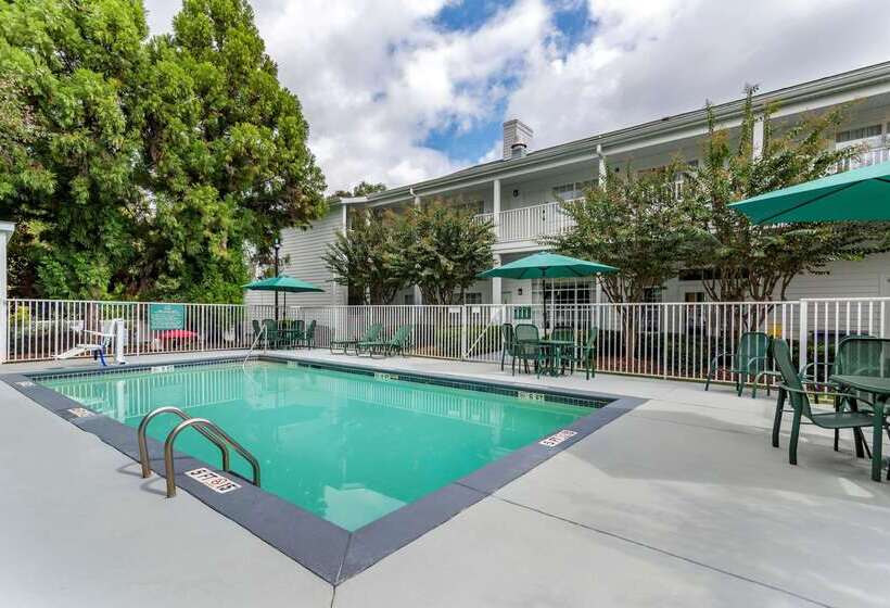 فندق Quality Inn Fayetteville Near Historic Downtown Square