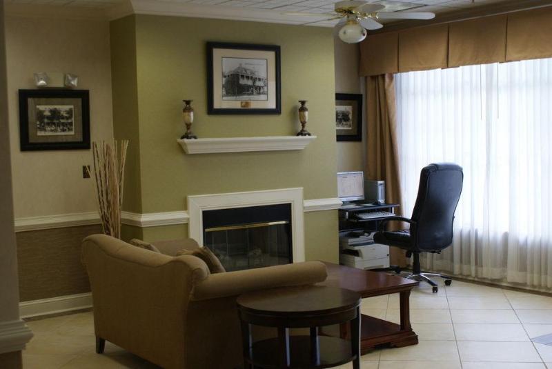 فندق Quality Inn Fayetteville Near Historic Downtown Square