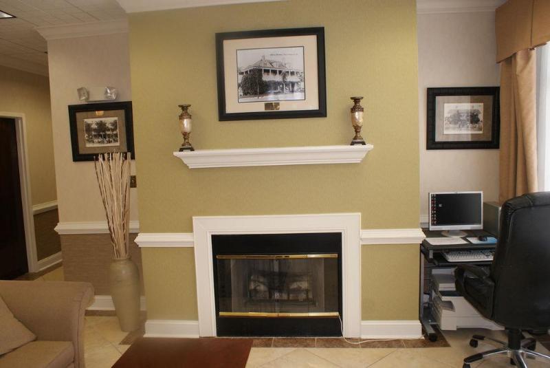 בית מלון כפרי Quality Inn Fayetteville Near Historic Downtown Square