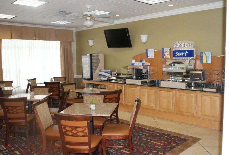 فندق Quality Inn Fayetteville Near Historic Downtown Square