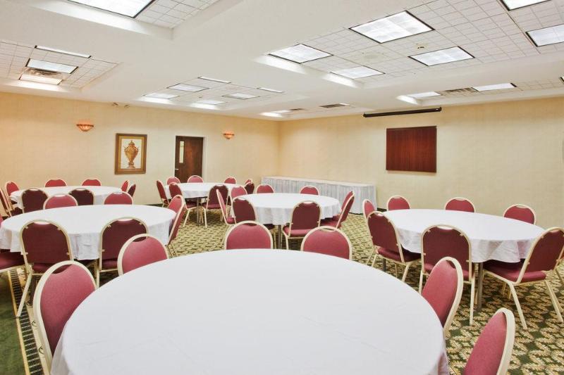 فندق Quality Inn Fayetteville Near Historic Downtown Square