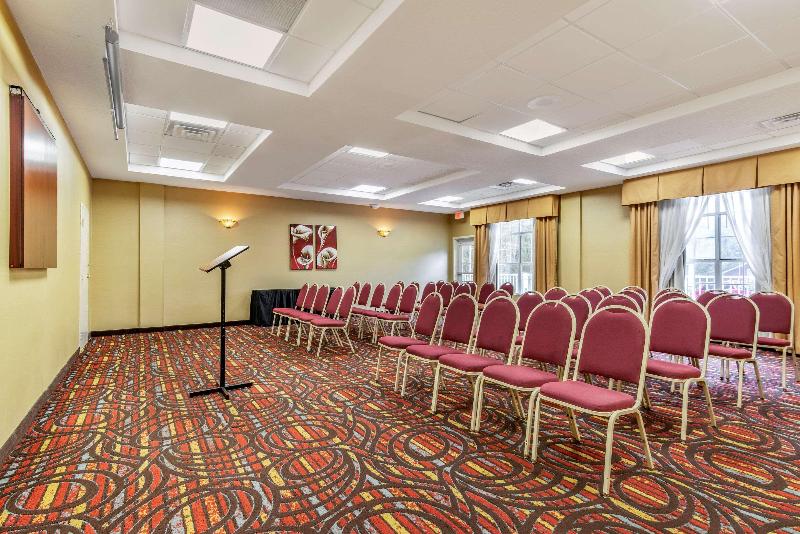 فندق Quality Inn Fayetteville Near Historic Downtown Square