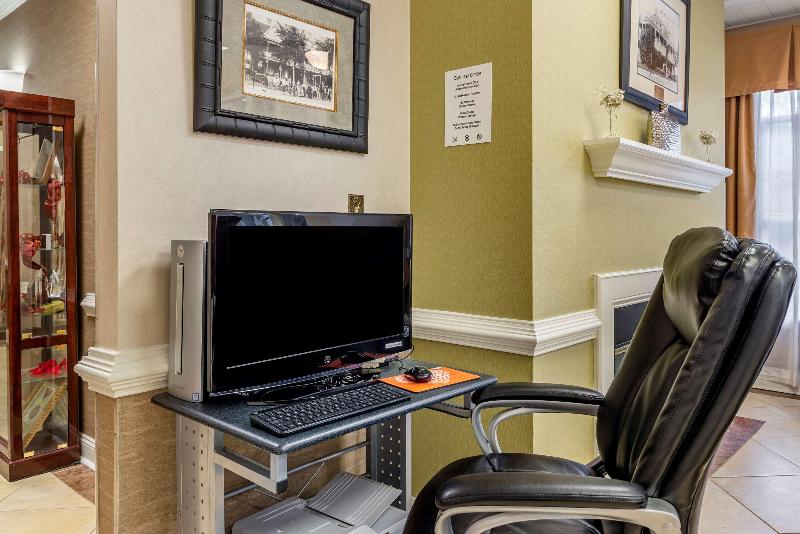 فندق Quality Inn Fayetteville Near Historic Downtown Square