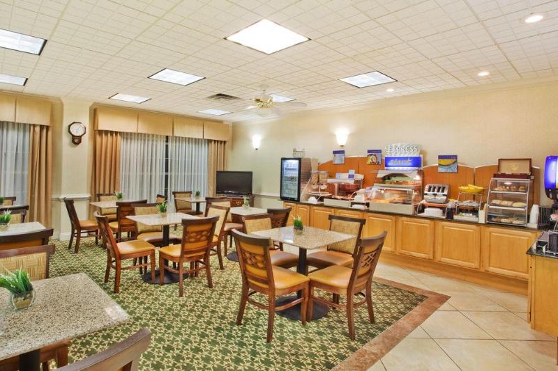 فندق Quality Inn Fayetteville Near Historic Downtown Square