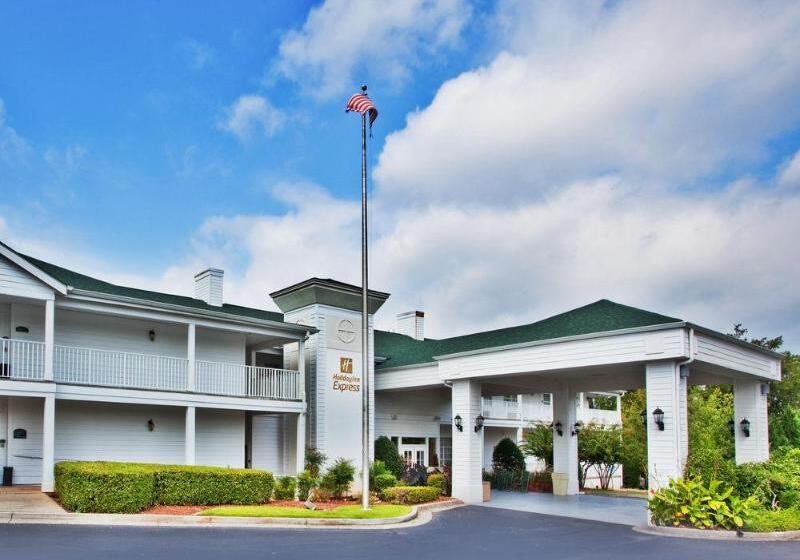 فندق Quality Inn Fayetteville Near Historic Downtown Square