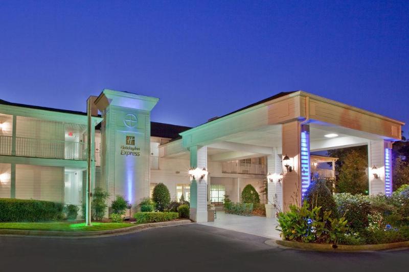 فندق Quality Inn Fayetteville Near Historic Downtown Square