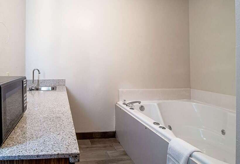 Отель Quality Inn Huron