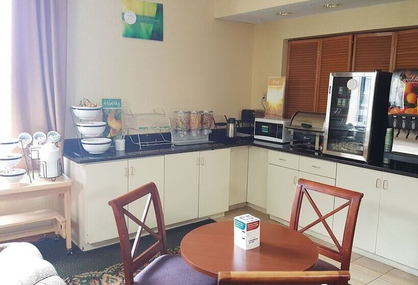 فندق Quality Inn & Suites Near Amish Country