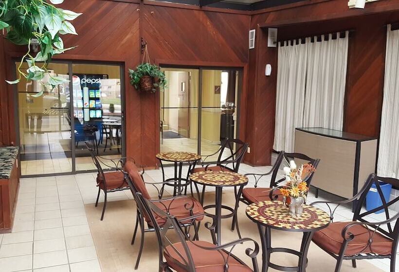 فندق Quality Inn & Suites Near Amish Country