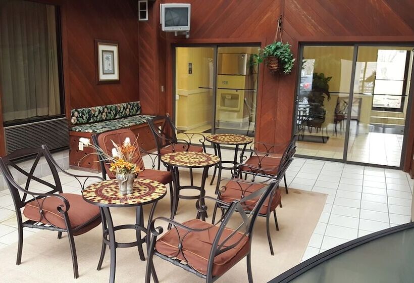 فندق Quality Inn & Suites Near Amish Country