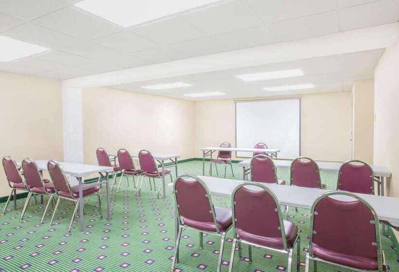 فندق Ramada By Wyndham Angola/fremont Area