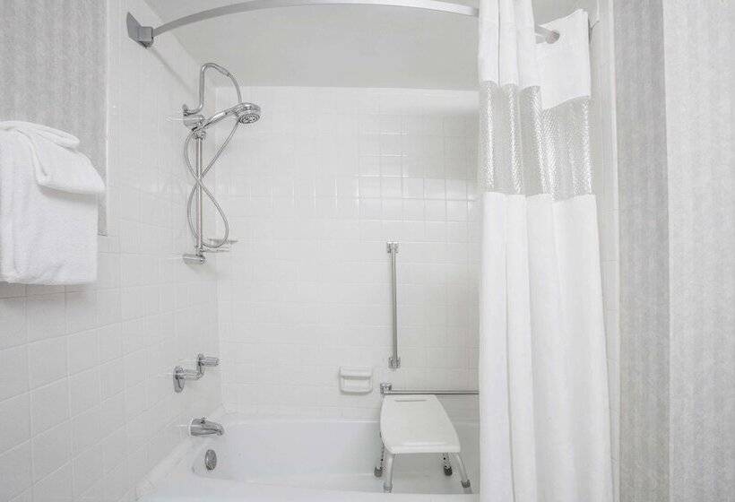 فندق Ramada By Wyndham Angola/fremont Area