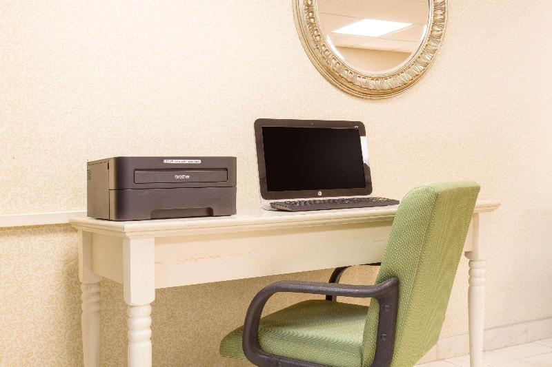 فندق Ramada By Wyndham Angola/fremont Area