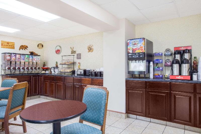 فندق Ramada By Wyndham Angola/fremont Area