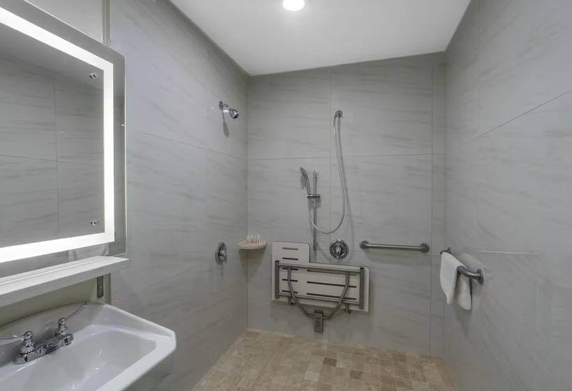 فندق Ramada By Wyndham Culver City