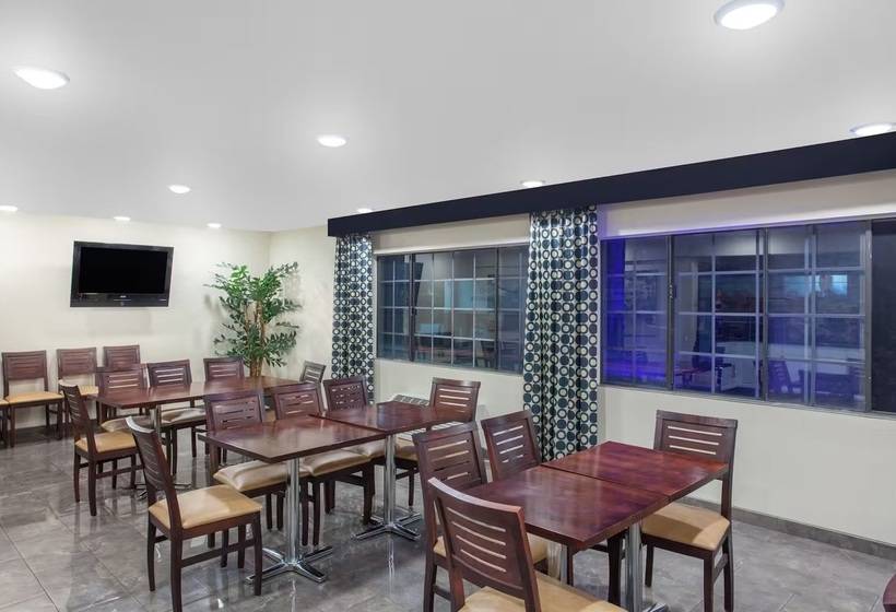 فندق Ramada By Wyndham Culver City