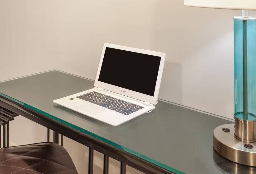 فندق Ramada By Wyndham Culver City