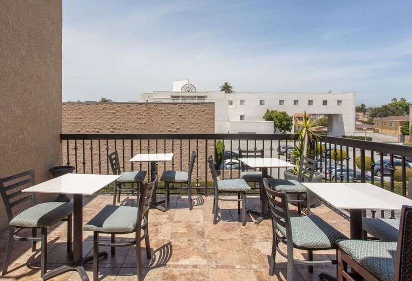 فندق Ramada By Wyndham Culver City