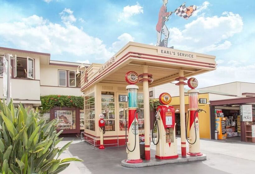 فندق Ramada By Wyndham Culver City