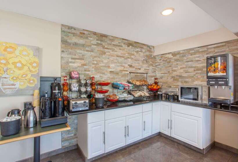 فندق Ramada By Wyndham Culver City