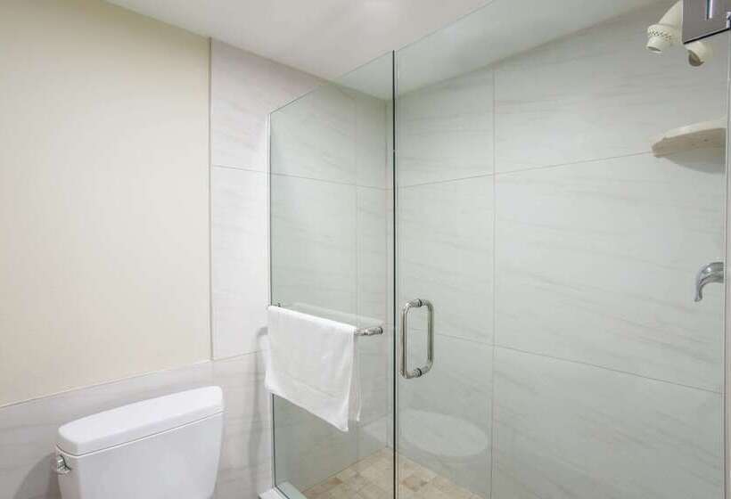 فندق Ramada By Wyndham Culver City