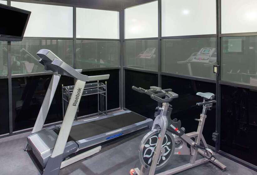 فندق Ramada By Wyndham Culver City